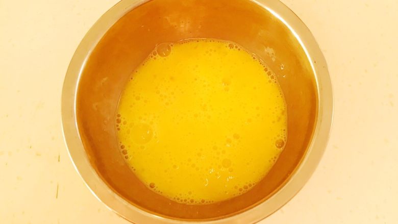 10分钟快手菜 番茄炒蛋,鸡蛋液打入碗中调匀