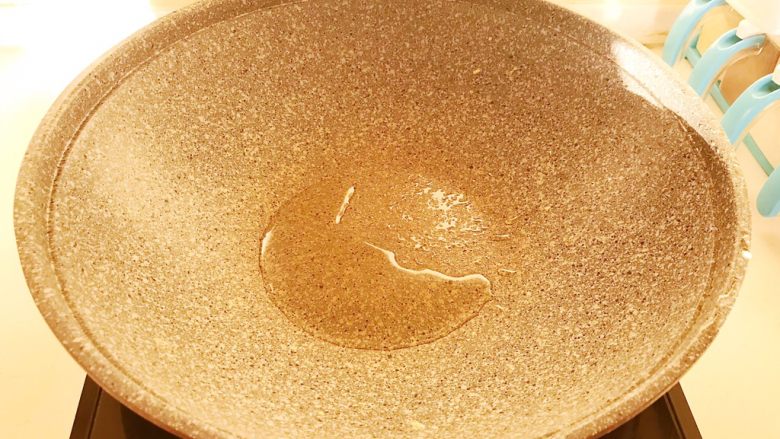 10分钟快手菜 番茄炒蛋,锅里加入1小勺玉米油