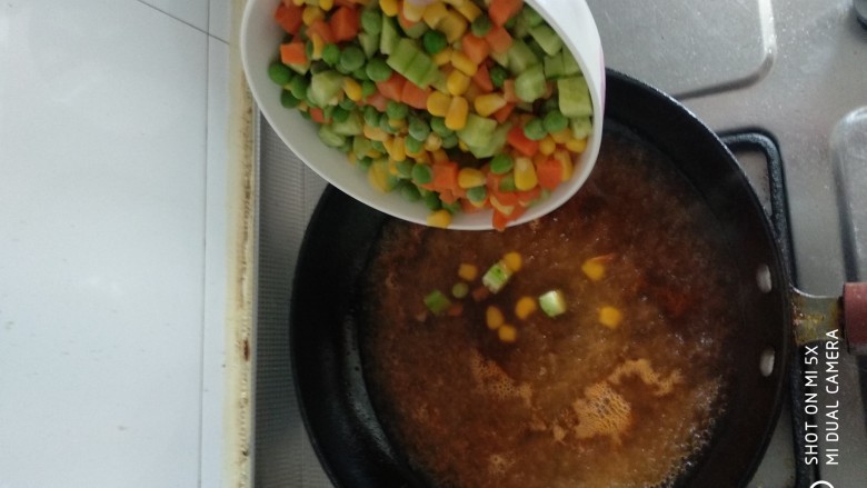 什锦蔬菜,加水烧开后倒入甜玉米粒,青豆粒,胡萝卜丁,黄瓜丁