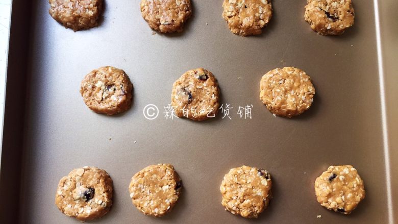 燕麦花生酱小小酥,这个小饼很随意的,稍稍整形就可以了,不一定要弄得很圆或很方。