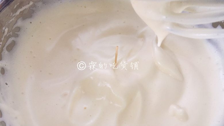 软糯可口的黑米糕,一直打发到插入一根牙签,牙签不会倒,打蛋器头上的蛋液能保持数秒不低落,就是打发好了。