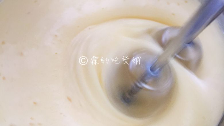 软糯可口的黑米糕,一点一点的,你会发现蛋糕糊变得浓稠了。
