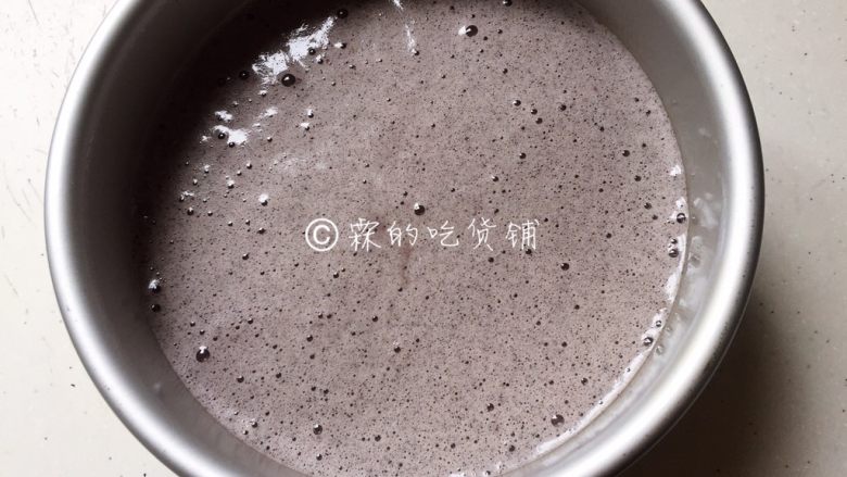 软糯可口的黑米糕,翻拌好的蛋糕糊倒入六寸模具中,冷水上锅,中大火蒸30分钟,然后焖5分钟开盖出锅。(可以在模具上扣上一个盘子或者包上保鲜膜,以防水蒸气滴入。)