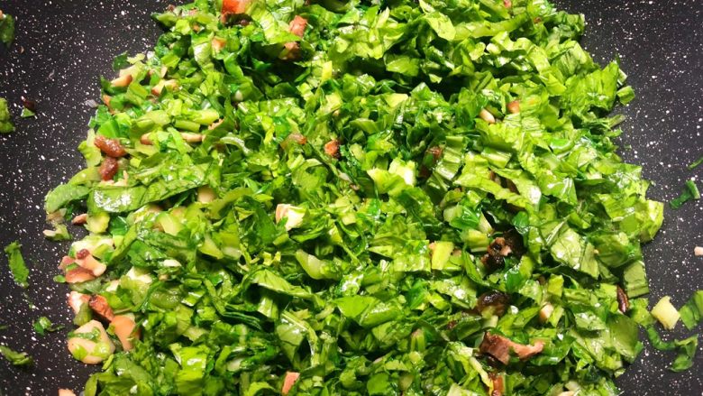 芥菜饭,再放入芥菜梗部分翻炒一下,然后再放入叶子部分翻炒至熟。