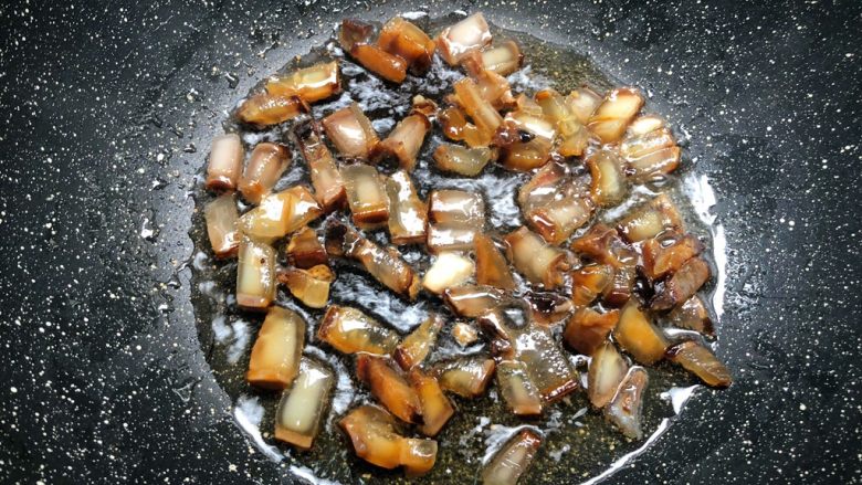 芥菜饭,热锅放入少许油,把酱油肉肥的部分放入煸炒出油。