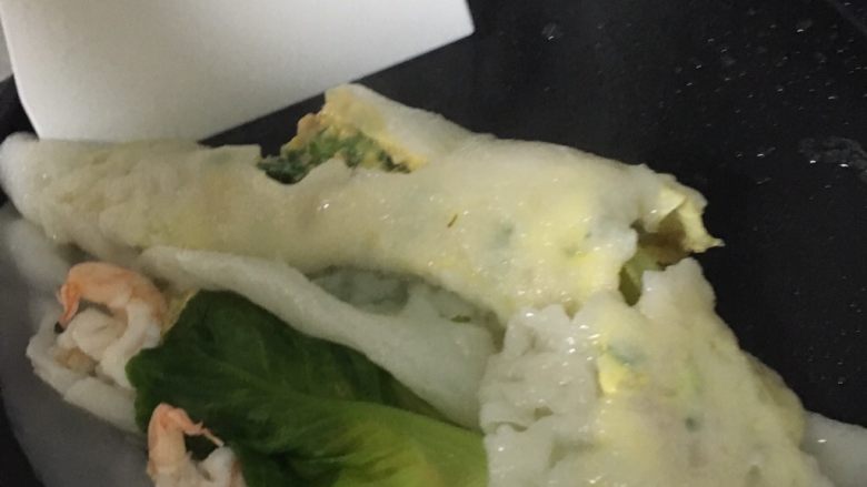 自制美味的鲜虾肠粉,将肠粉取出