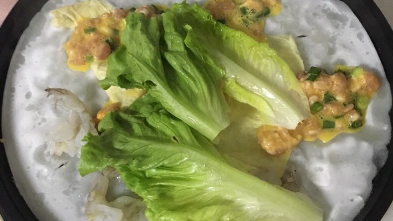 自制美味的鲜虾肠粉,我用的是电饼档(用炒菜的锅蒸熟也是可以的),电饼档提前预热,上下两面刷上少许的油,倒入适量的浆糊和其它的材料