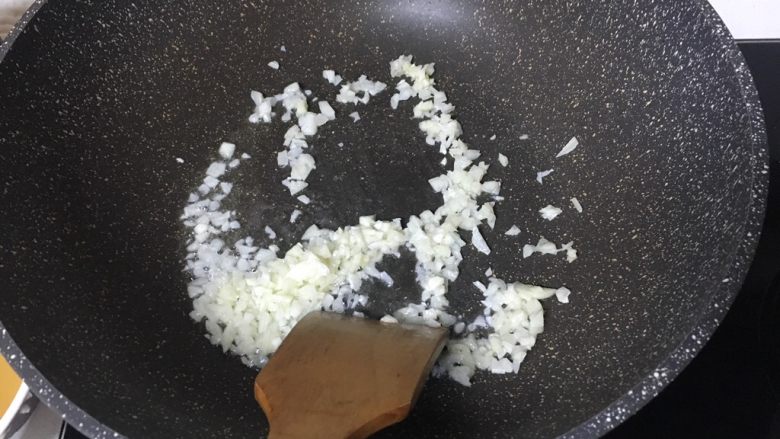自制美味的鲜虾肠粉,锅内倒入蒜蓉炒至微焦