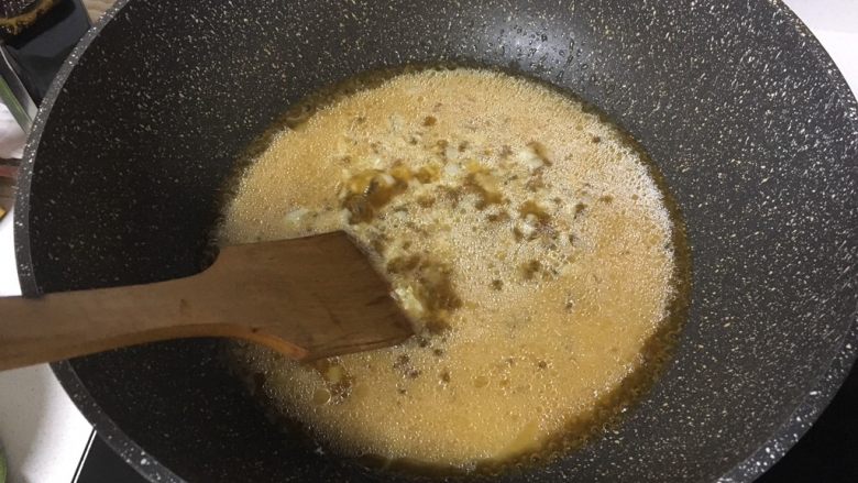 自制美味的鲜虾肠粉,将小碗内的酱油水倒入锅中,大火煮开,放一旁备用。