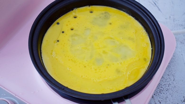 火腿蛋三明治,然后再将平底锅倒入少许食用油烧热,倒入鸡蛋液,用筷子搅成小块状盛出备用