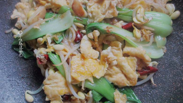 鸡蛋青菜素面,加入少许耗油、盐,少许香油调味