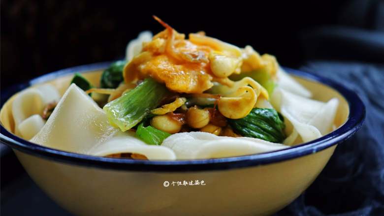 鸡蛋青菜素面,面条夹进碗里,再舀入超好的素菜,一口菜一口面,就这样一口一口吃光光!!