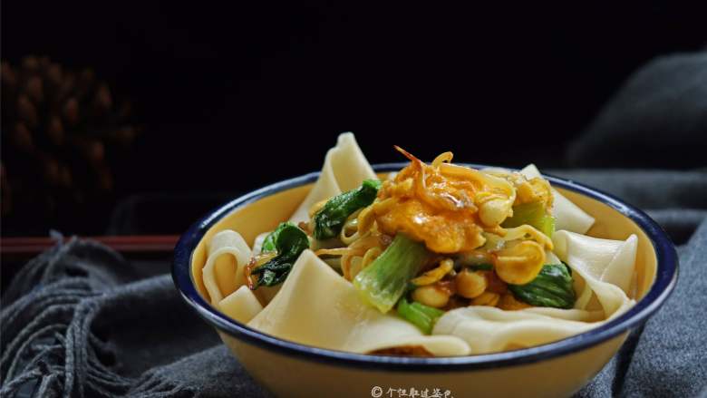 鸡蛋青菜素面,颜色漂亮,味道清淡,很好吃