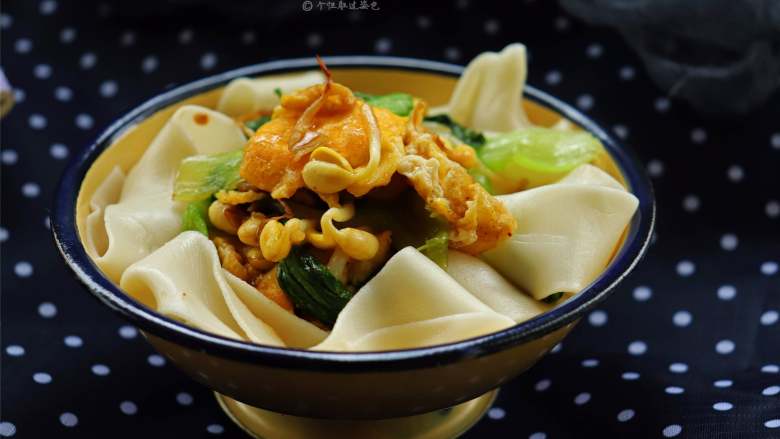 鸡蛋青菜素面,抓紧时间欣赏两眼,趁着面没坨得太过分,大口吃饭
