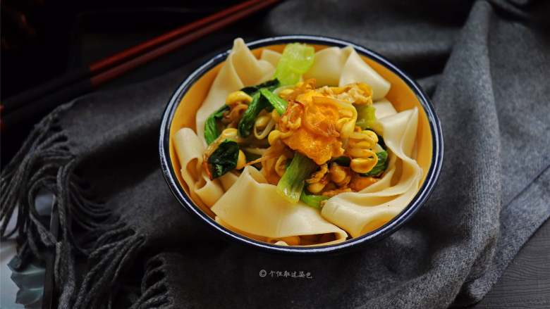 鸡蛋青菜素面,颜色搭配的丰富一些,看着更喜欢