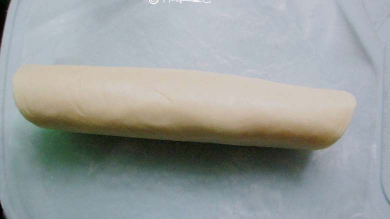 千层香蕉酥,飞饼卷上香蕉(飞饼皮要化冻一会,饼皮要微微发软,不然卷的时候会麻烦一点)