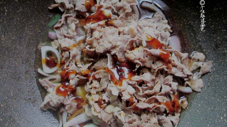 肥牛饭,把之前调好的料汁倒入锅中,继续用铲子不停地翻炒,直到锅中的汤汁逐渐变少,变浓稠即可出锅。