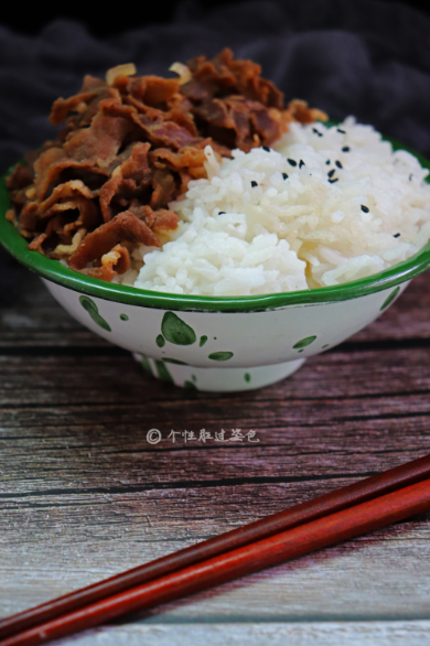 肥牛饭,可以搭配米饭来吃,把做好的菜放到米饭上,蔬菜摆在周围,汤汁也可以浇在米饭上面,吃起来会更香。荤素搭配,营养又美味的肥牛饭就做好了。