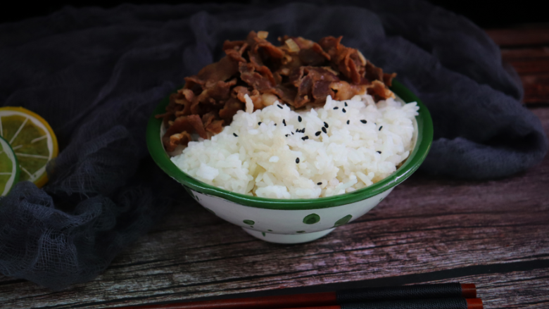 肥牛饭,用肥牛片包着米饭吃,汤汁拌着米饭吃