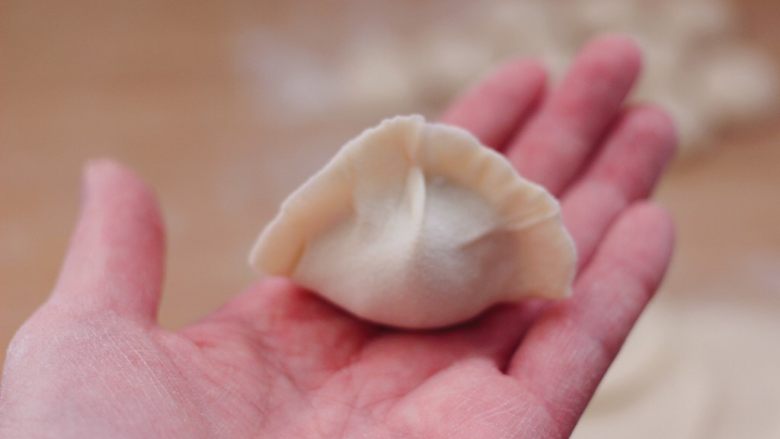 蘑菇韭菜饺子,包成自己喜欢的样子即可。