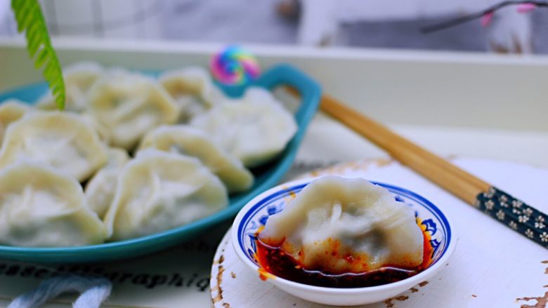 蘑菇韭菜饺子,蘸上调料汁好吃到哭,老公吃了一盘没吃够。