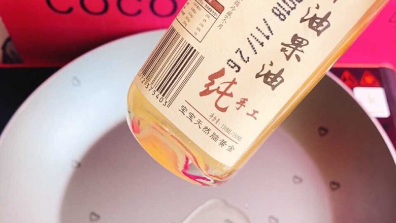 鸡蛋包豆腐,放入几滴可可妈牛油果油