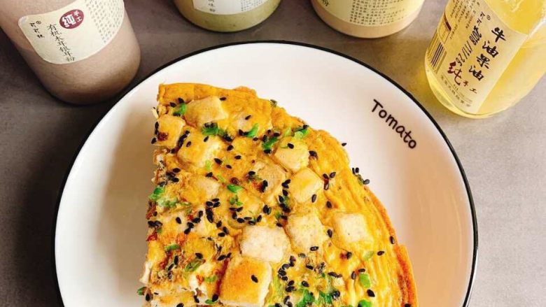 鸡蛋包豆腐,切块后就可以享用啦