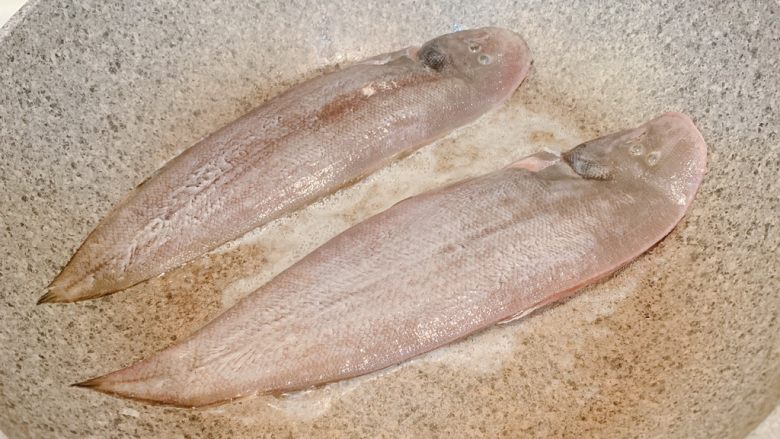 香煎鳎目鱼,冷锅热油，放入鳎目鱼中小火慢煎