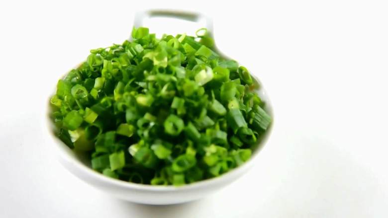 包饺子剩下的饺子皮别浪费,还能做葱油饼哦,香葱切葱花备用。