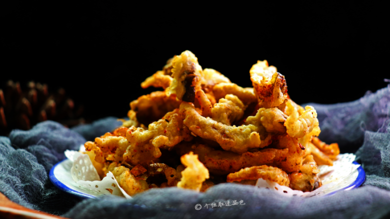 酥炸蘑菇,平菇外脆里嫩。还很有嚼头。搭配一壶茶,就能过一下午。