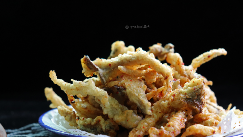 酥炸蘑菇,非常简单的一道美味可口的菜,也可以说它是香嘴零食。成品外酥里嫩,非常好吃。