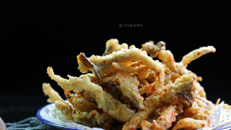 酥炸蘑菇,非常简单的一道美味可口的菜，也可以说它是香嘴零食。成品外酥里嫩，非常好吃。