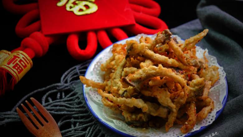 酥炸蘑菇,不是肉吃起来却有肉的口感,而且多吃不会担心发胖的,还能促进大脑发育,富含17种氨基酸,价格还便宜,家家都能买得起