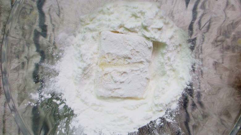多福豆腐,豆腐反正面粘上一层面粉,轻抖掉多余的面粉