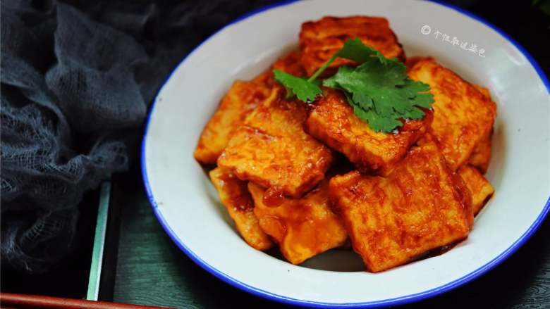 多福豆腐,这道菜一改豆腐软嫩的口感,将其煎得外焦内嫩,再淋上酸酸甜甜的酱汁