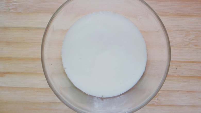 凉拌鸡蛋干(自制鸡蛋干),入锅蒸,大火5分钟以后关火(看蛋白厚度再酌情增减时间),焖一会再打开盖子。