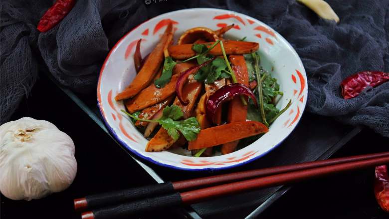 凉拌鸡蛋干(自制鸡蛋干),剩余的蛋黄,可以拿来做蛋黄豆豆酥或者是蛋黄饼或蔓越莓奶酥,当零食,都超爱吃哦!