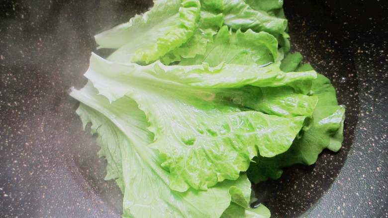 蒜蓉芝麻酱淋生菜,锅里放入适量的水烧开,放入生菜,加点食用油,焯十几秒捞出来