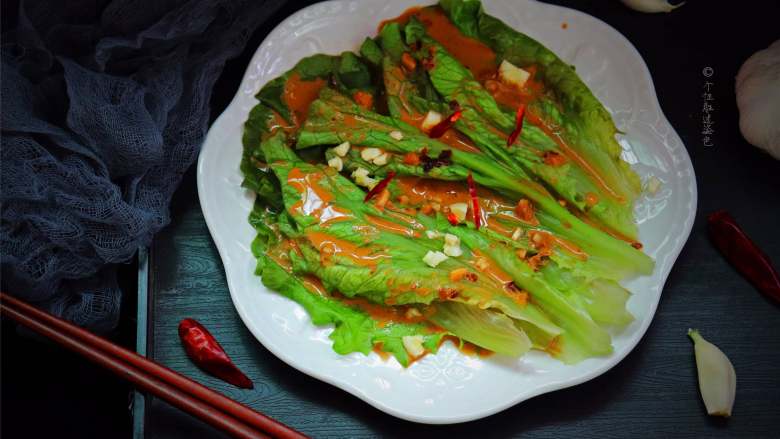 蒜蓉芝麻酱淋生菜,给人带来清爽利口的美好感受