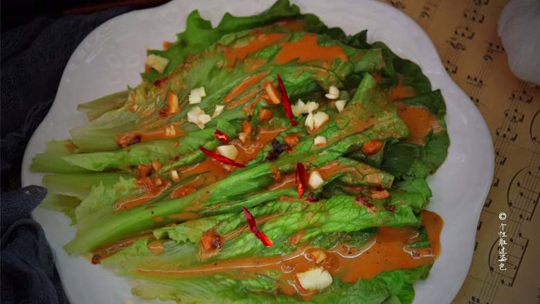蒜蓉芝麻酱淋生菜,生菜只要简单地用开水白灼,再浇上酱汁,就非常好吃,不信试试?
