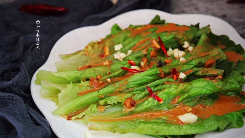 蒜蓉芝麻酱淋生菜,怕酱汁热量高还可以自己控制哦,简单快手好做。