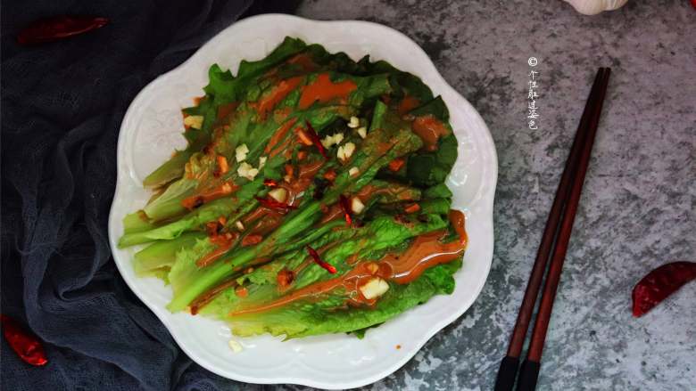 蒜蓉芝麻酱淋生菜,生菜寓意“生财”,恭祝大家新年发大财!