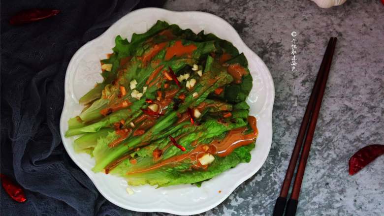 蒜蓉芝麻酱淋生菜,生菜寓意“生财”，恭祝大家新年发大财！