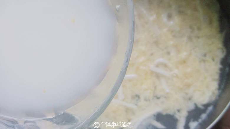 豆腐丝鸡蛋汤,鸡蛋凝固后,淋入水淀粉