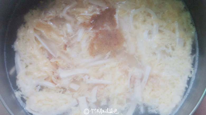 豆腐丝鸡蛋汤,加入少许盐、香油、胡椒粉,少许生抽调味,