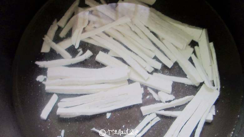 豆腐丝鸡蛋汤,锅中倒少许油, 爆香葱花和姜丝 ,加水或者高汤烧开后倒入豆腐丝