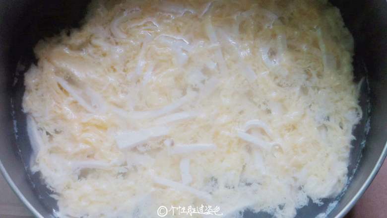 豆腐丝鸡蛋汤,豆腐丝煮开后,<a style='color:red;display:inline-block;' href='/shicai/ 9'>鸡蛋</a>液均匀地淋入锅里,轻轻推动拌匀。