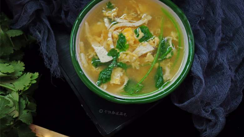 豆腐丝鸡蛋汤,一款适合冬季喝的汤,食材简单,做法易学,几分钟就能搞定的快手家常汤