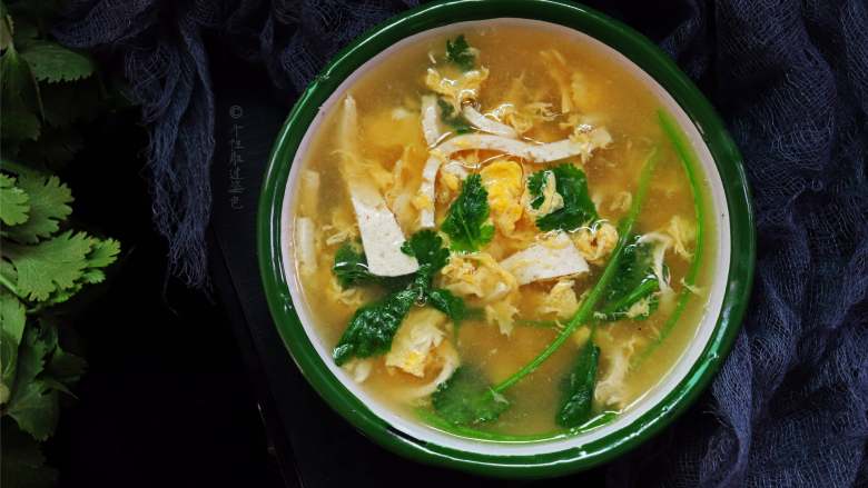 豆腐丝鸡蛋汤,几种食材的完美结合,营养全面吸收… 制作也很简单,快动手做给心爱的人吧~