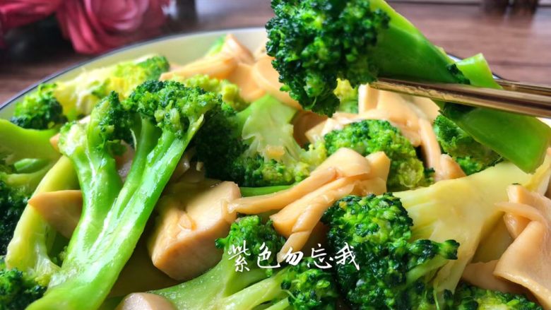 杏鲍菇炒西兰花,美味的杏鲍菇炒西兰花做好了,味道特别赞,想瘦身的宝宝赶紧做起来吧。